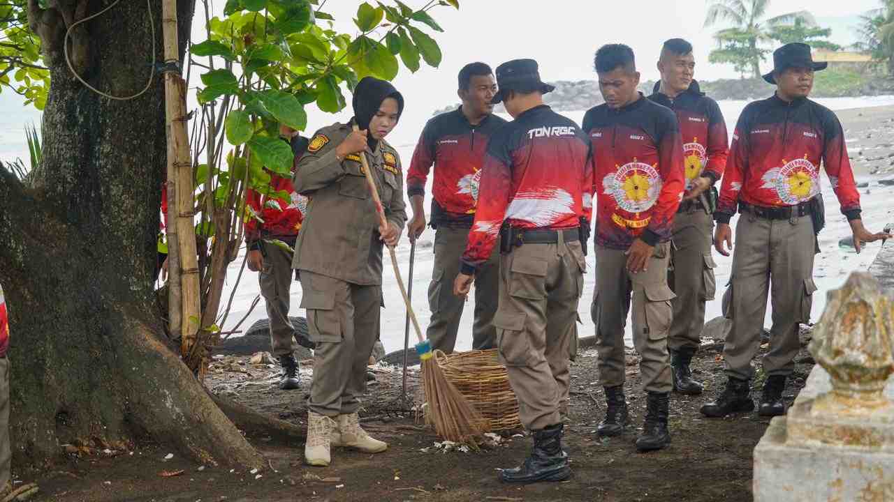 Pj Wali Kota Padang Ajak Warga Jaga Kebersihan Lewat Aksi Bersih-Bersih Pantai