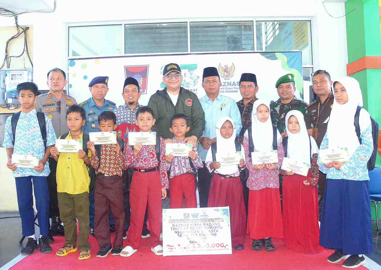 Pj Wali Kota Padang Salurkan Beasiswa untuk 2.140 Siswa SD dan SMP