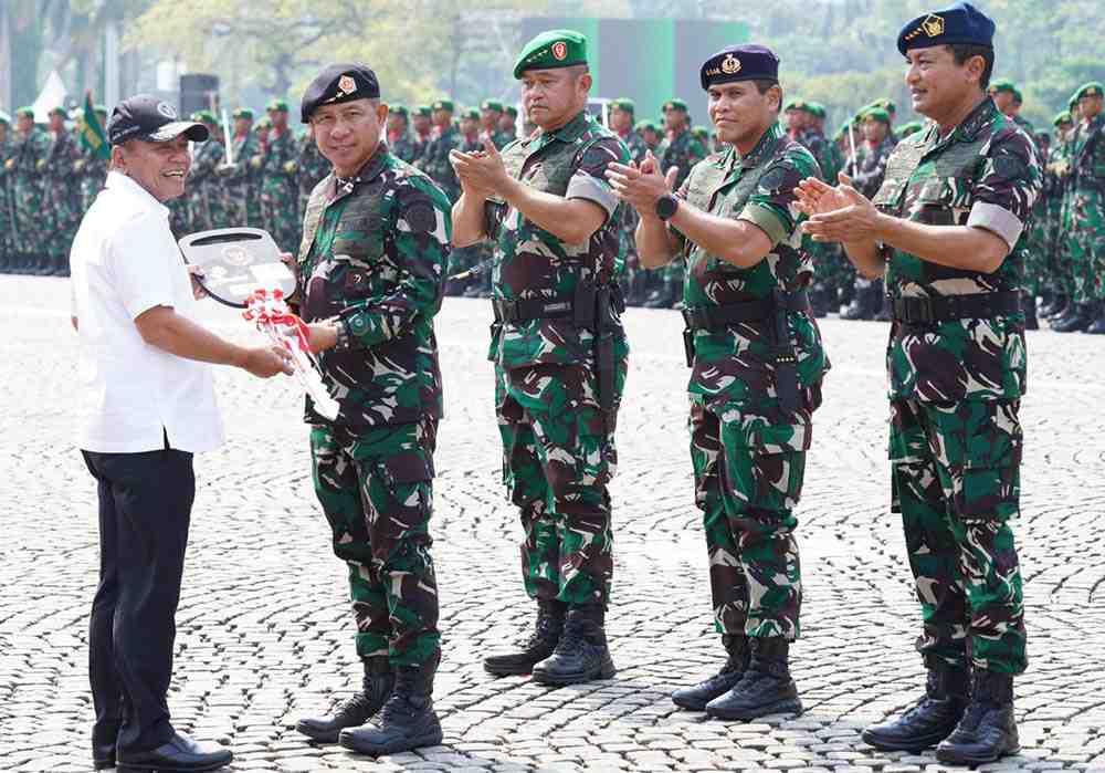 Wamenhan Serahkan 569 Unit Alpalhankam kepada TNI untuk Perkuat Pertahanan Nasional
