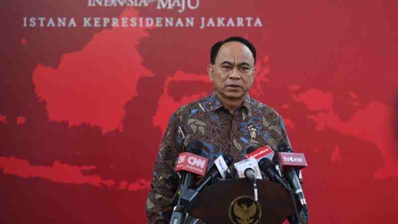 Menkominfo Serahkan Lima Buku sebagai Tanda Mata ke Presiden Jokowi