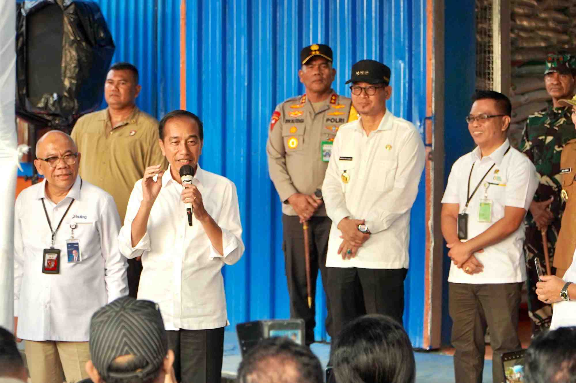 Kendalikan Inflasi Pangan, Presiden Jokowi Salurkan Bantuan Beras di Sumba Barat