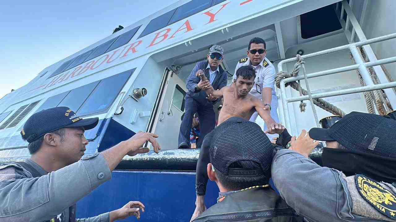 Bakamla RI Selamatkan Tiga Nelayan yang Kapalnya Terbalik di Perairan Batam