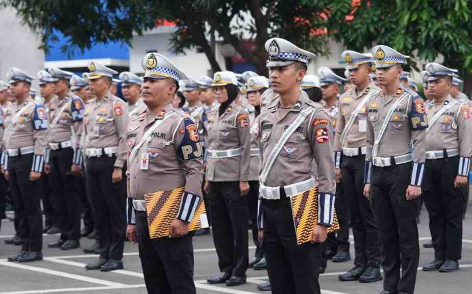 Kakorlantas Polri Beri Piagam Penghargaan untuk Personel yang Kawal Capres-Cawapres di Pemilu 2024
