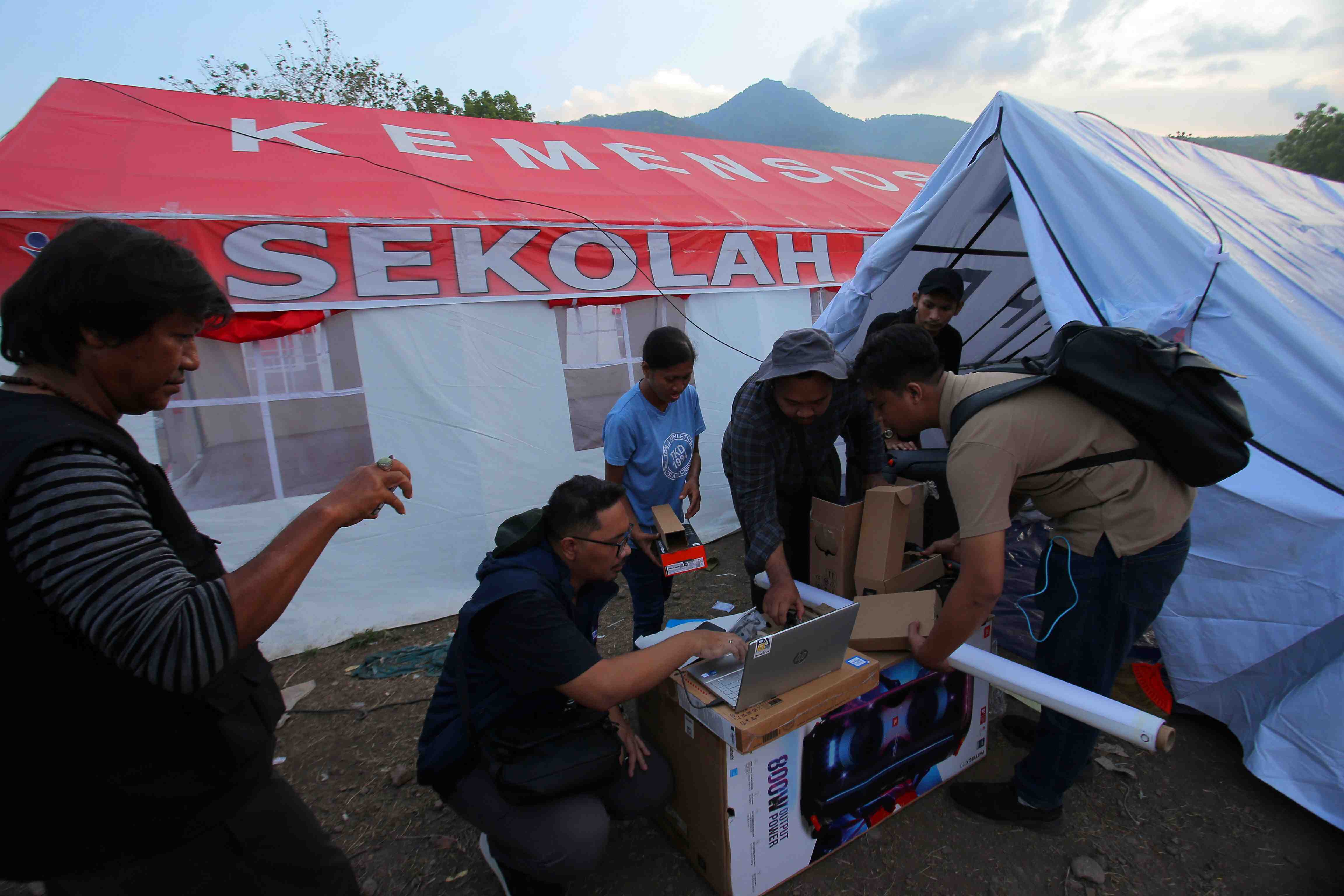 [SIARAN PERS] Pemkab Flotim Apresiasi Gerak Cepat Menkomdigi Bantu Penyintas Erupsi Lewotobi Laki-Laki