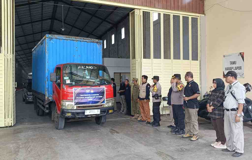 Dikawal Ketat, KPU Batang Mulai Distribusikan Logistik Pilkada 2024
