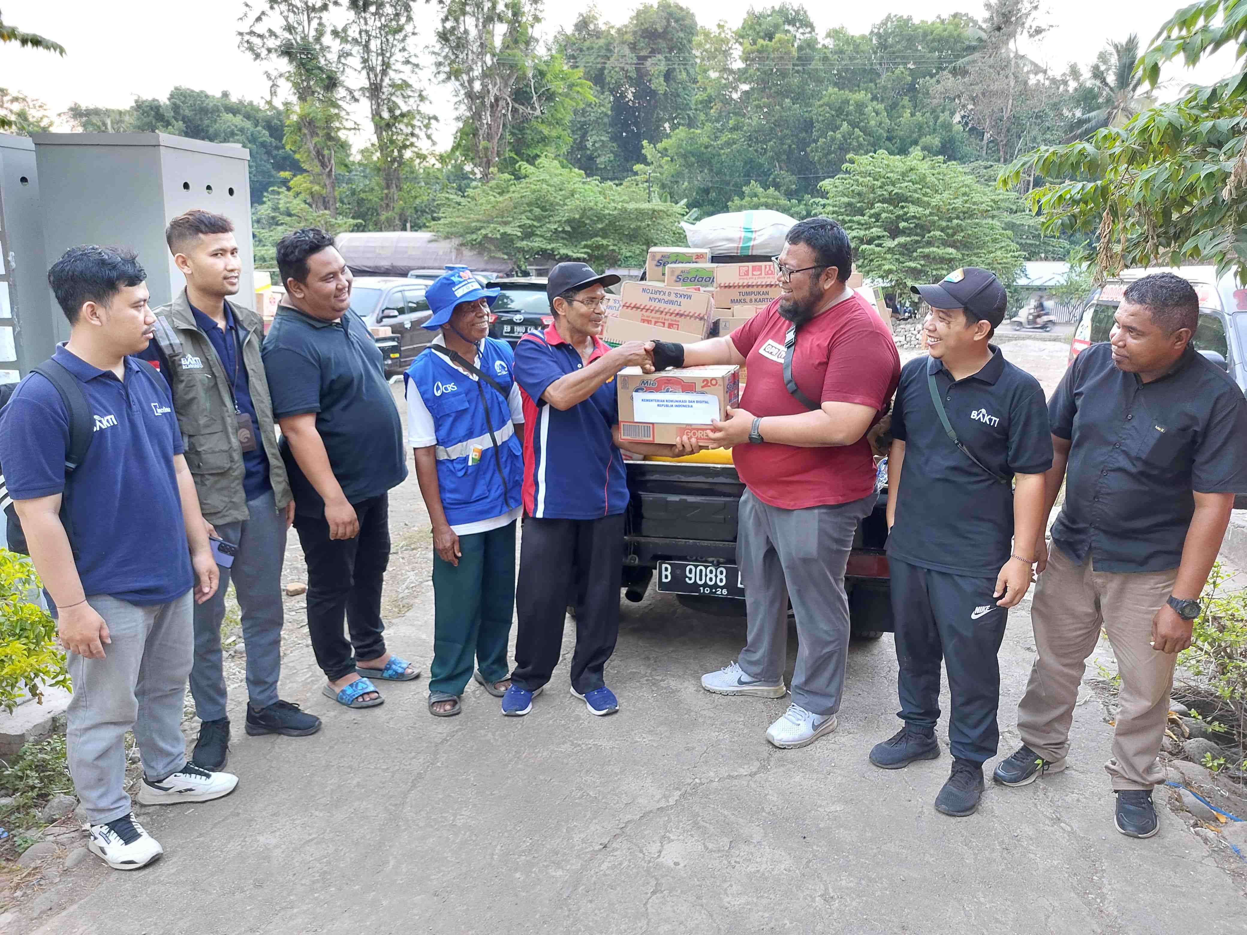 [SIARAN PERS] Kemkomdigi Beri Bantuan Kebutuhan Pokok Pengungsi Erupsi Gunung Lewotobi Laki-Laki