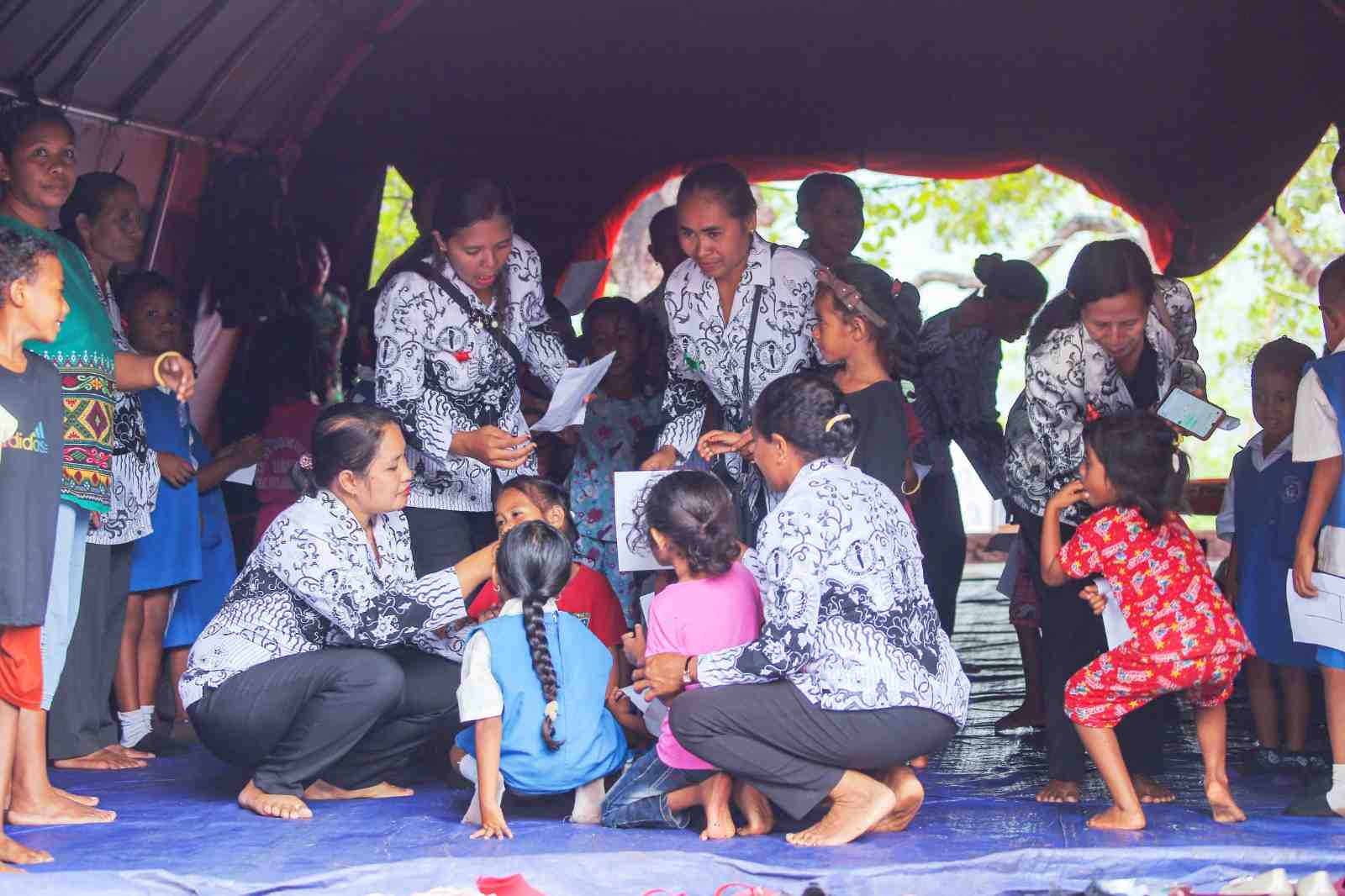 [SIARAN PERS] Semangat Penuh Haru Peringatan Hari Guru Nasional Korban Erupsi Gunung Lewotobi