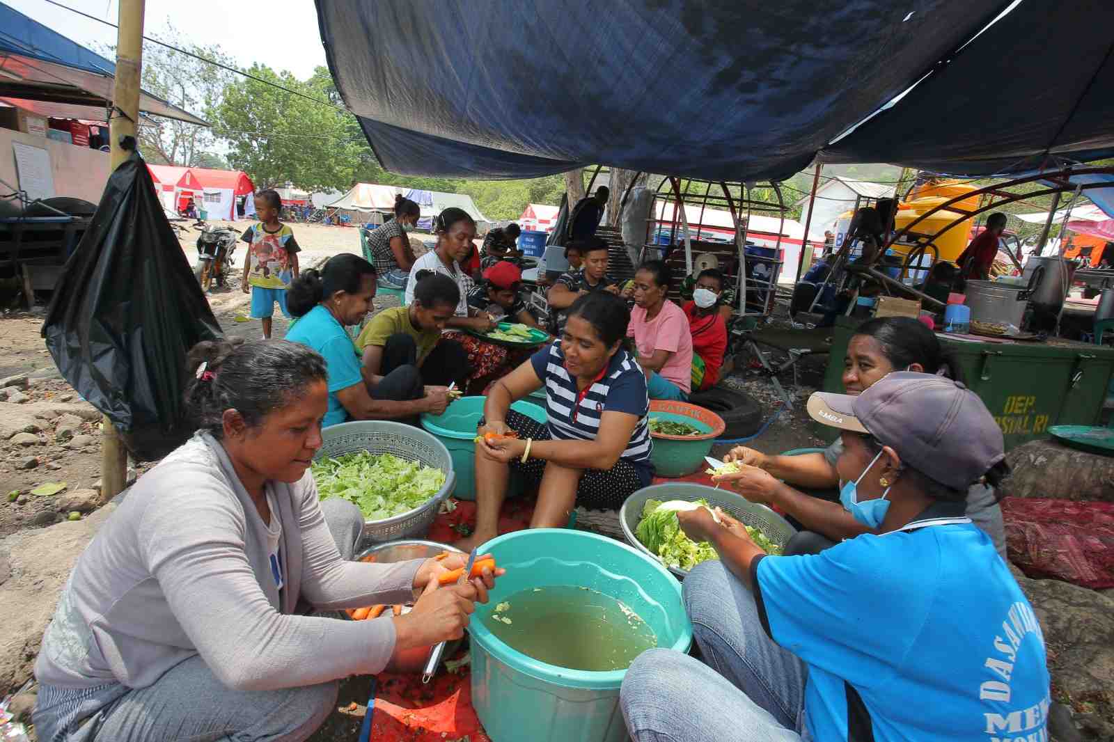 [SIARAN PERS] Dapur Umum Sediakan Ribuan Porsi Makanan Setiap Hari untuk Penyintas Erupsi Gunung Lewotobi