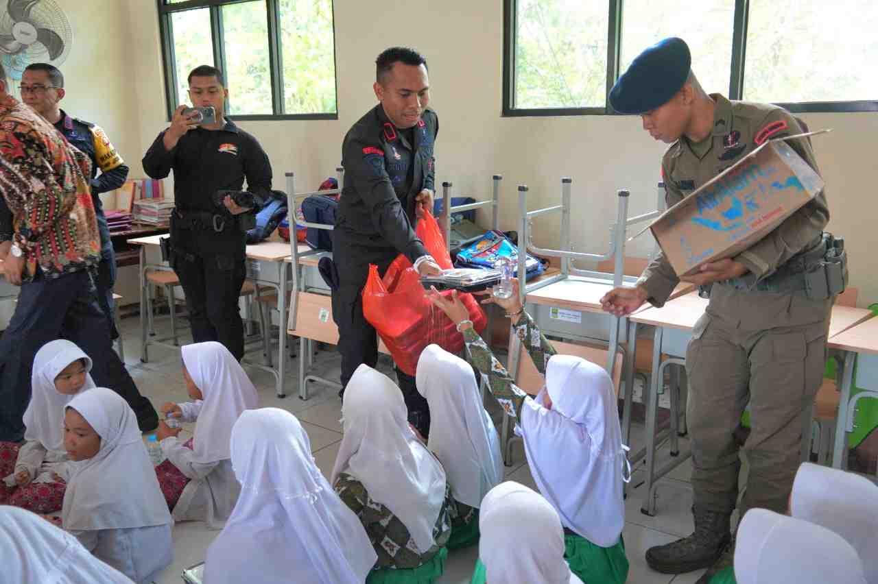 Satbrimob Polda Metro Jaya Gelar Program Makan Siang Bergizi untuk Anak SD di Bekasi