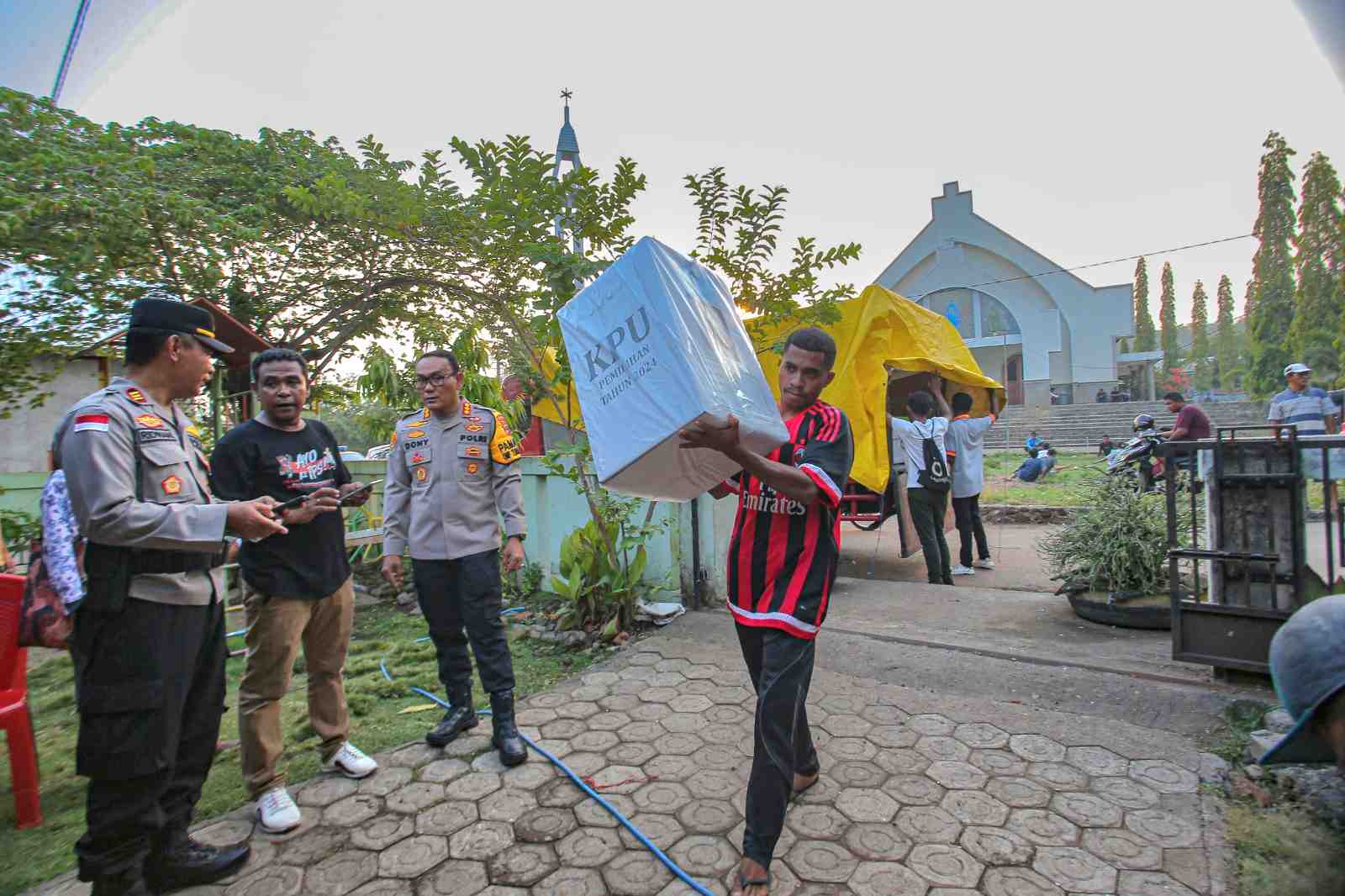 [SIARAN PERS] Polisi Kawal Ketat Pendistribusian Logistik Pilkada 2024 ke Poslap Korban Erupsi Lewotobi