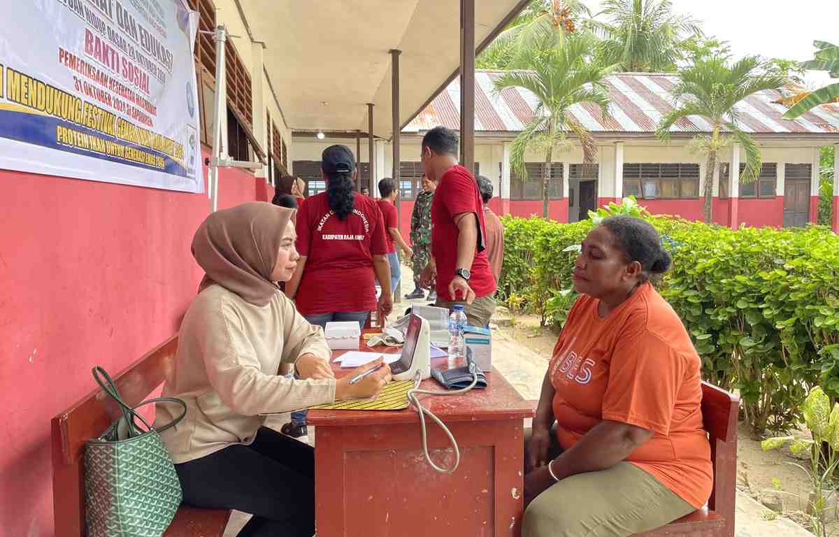 Jangkau Daerah Terpencil, IDI Raja Ampat Gelar Pemeriksaan Kesehatan Gratis di Kampung Saporkren