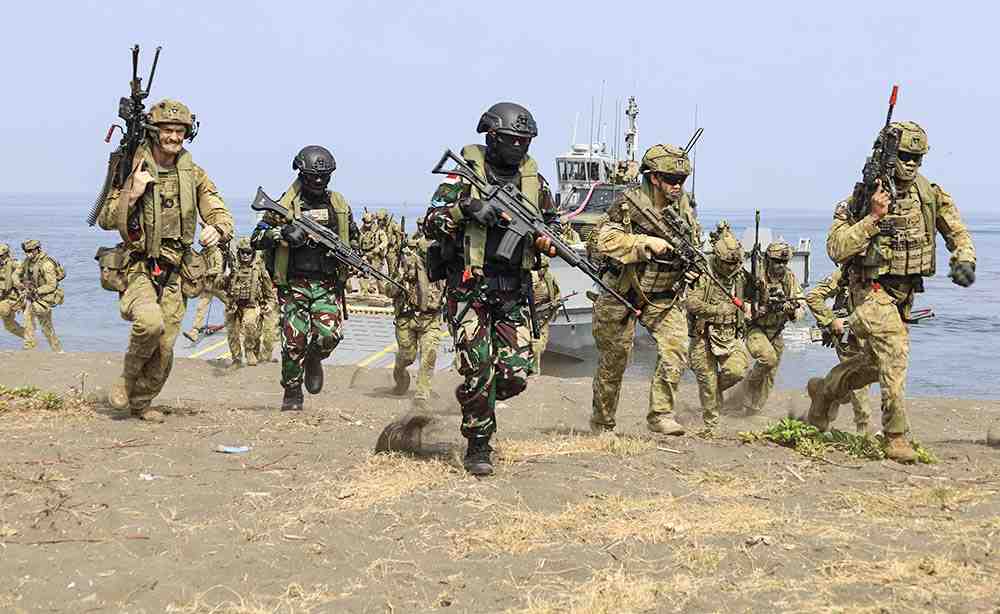 Latgabma Keris Woomera: TNI AL dan ADF Laksanakan Pendaratan Amfibi di Situbondo