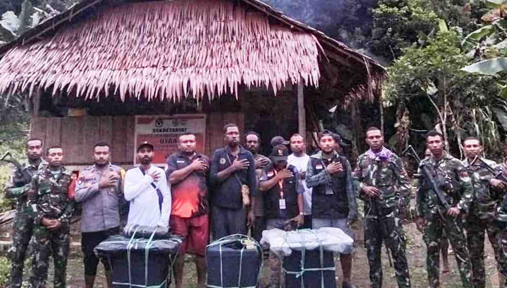 Setelah Perjalanan Tiga Hari Menyusuri Hutan, Tim Distribusi Logistik Pilkada 2024 Tiba di Kampung Oyaa