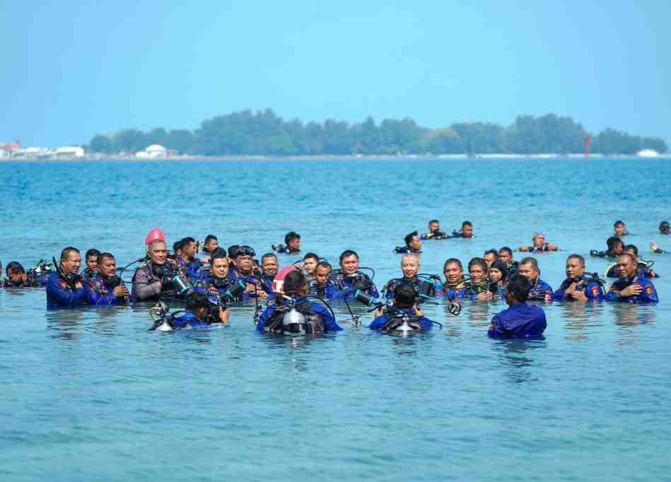 Peringati HUT ke-74 Korpolairud, Kabaharkam Polri Pimpin Transplantasi Terumbu Karang