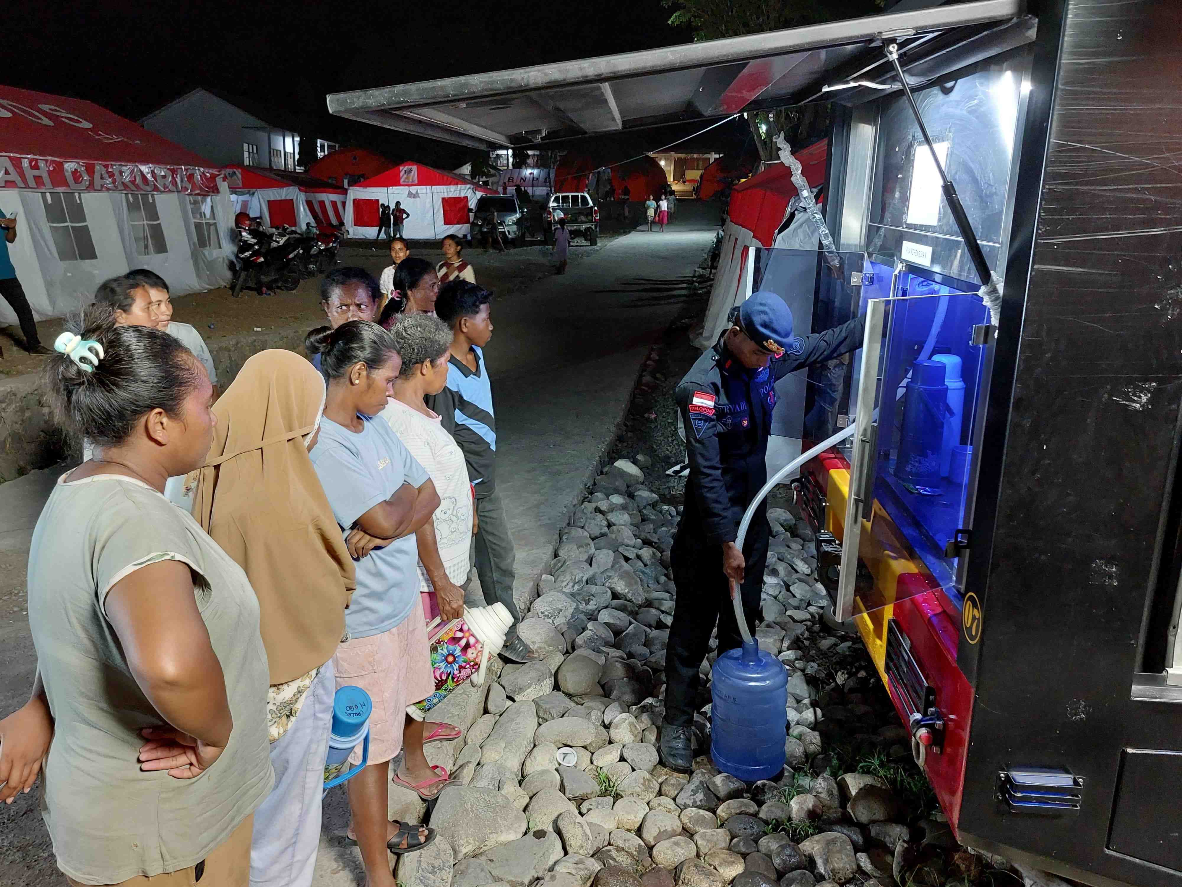 [SIARAN PERS] Polri Siapkan Mobil Water Treatment Penuhi Kebutuhan Air Bersih Pengungsi Erupsi Lewotobi