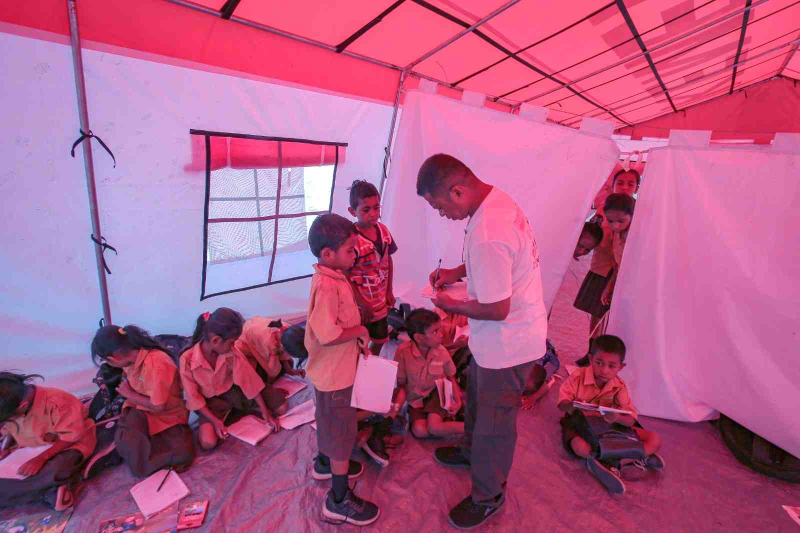 [SIARAN PERS] Anak-Anak Korban Dampak Erupsi Lewotobi Semangat Belajar Meski di Sekolah Darurat