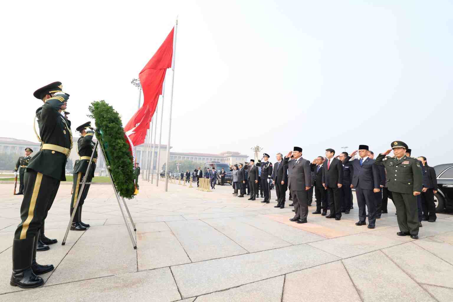 Presiden Prabowo Beri Penghormatan di Monumen Pahlawan Rakyat Tiananmen Square Beijing
