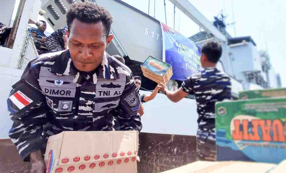 KRI TLE-517 Tiba di Larantuka untuk Salurkan Bantuan ke Korban Erupsi Lewotobi