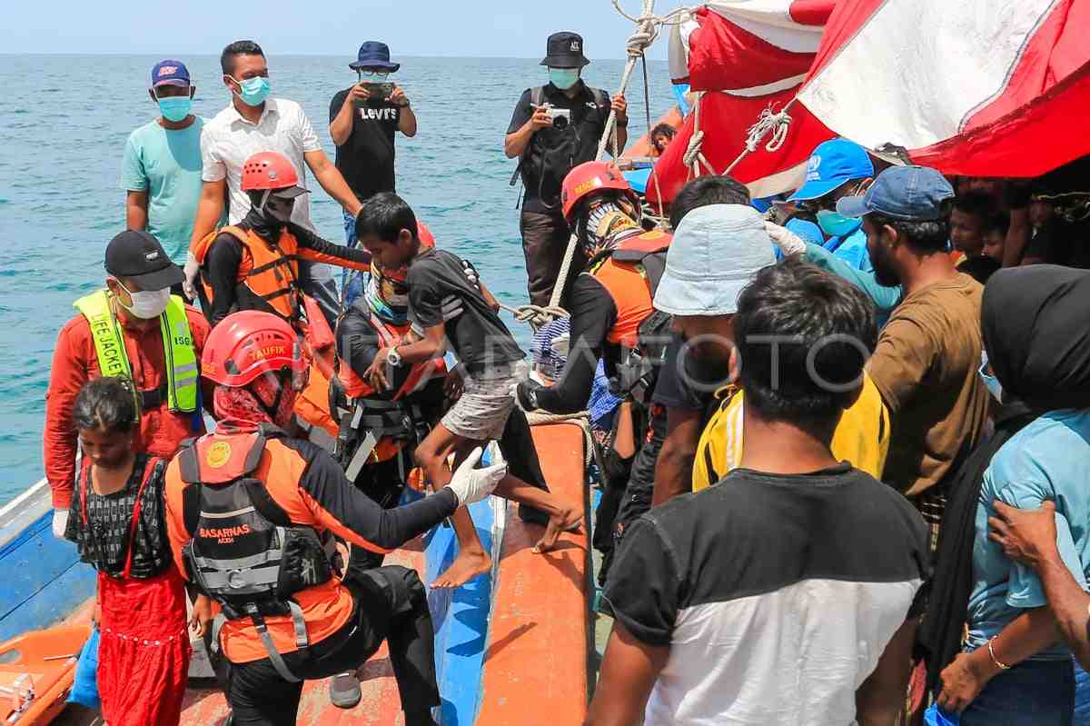 Ratusan Imigran Rohingya Direlokasi ke Lapangan Alun-Alun Aceh Selatan