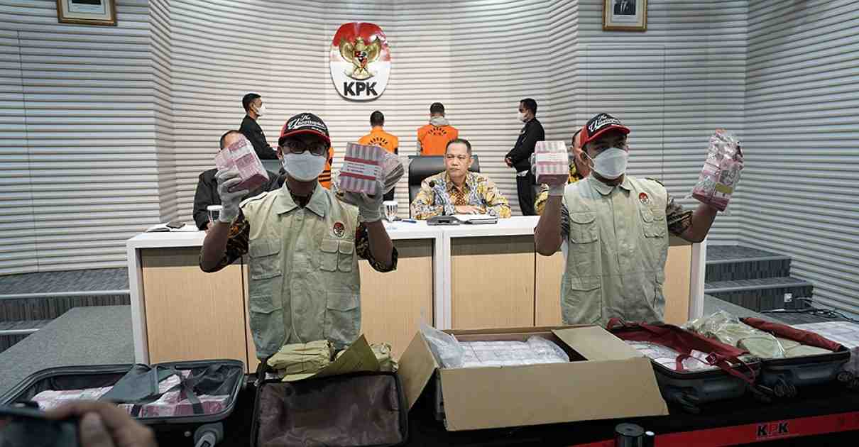 KPK Amankan 9 Orang Terkait Dugaan Korupsi Anggaran di Pemerintah Kota Pekanbaru