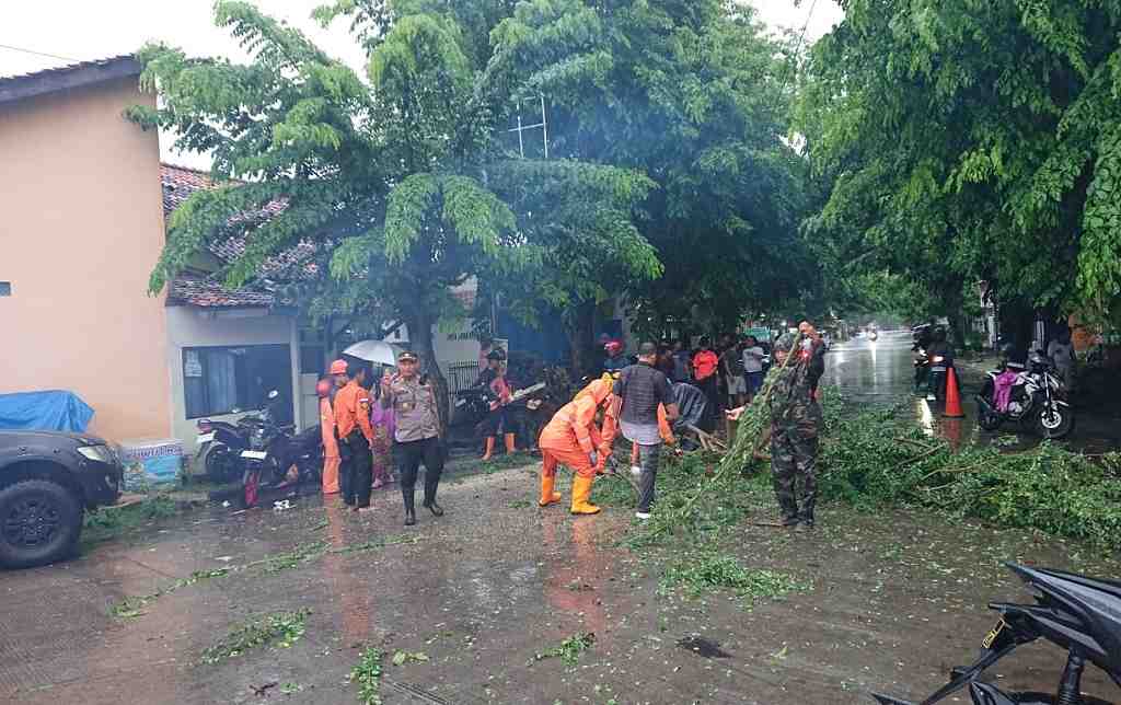 Hadapi Cuaca Ekstrem selama Libur Nataru, Polres Batang Siaga bersama BPBD