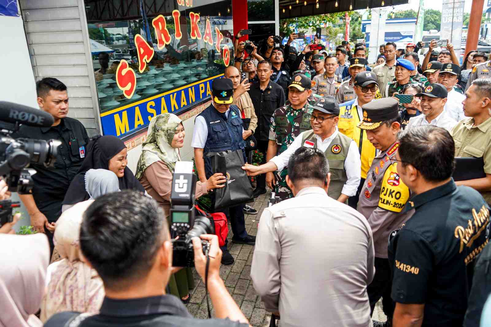 Menko PMK Pantau Pelayanan Libur Nataru di Rest Area KM 57 Tol Jakarta-Cikampek