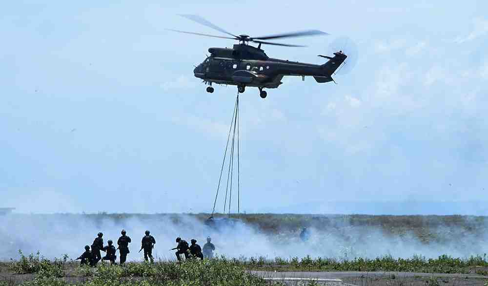 Menhan dan Panglima TNI Saksikan Langsung Fire Power Demo TNI AU 2024 di Lumajang