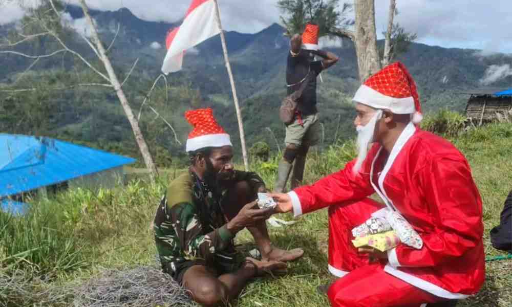 TNI Yonif 323/Buaya Putih Rayakan Natal dengan Berbagi Kebahagiaan di Perbatasan Papua