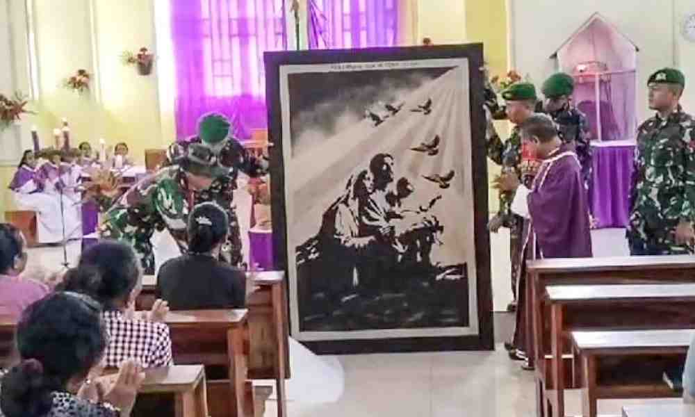 Prajurit TNI Beri Lukisan Pasir "Melukis Keluarga Kudus" ke Gereja Salib Suci NTT