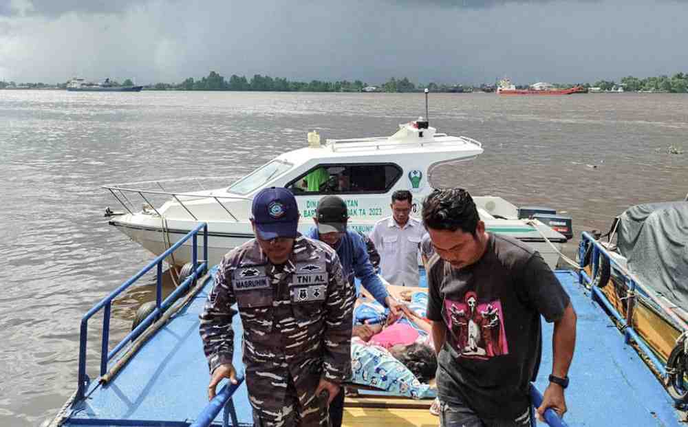 TNI AL Banjarmasin Evakuasi Warga DBD Saat Siaga Nataru 2024/2025