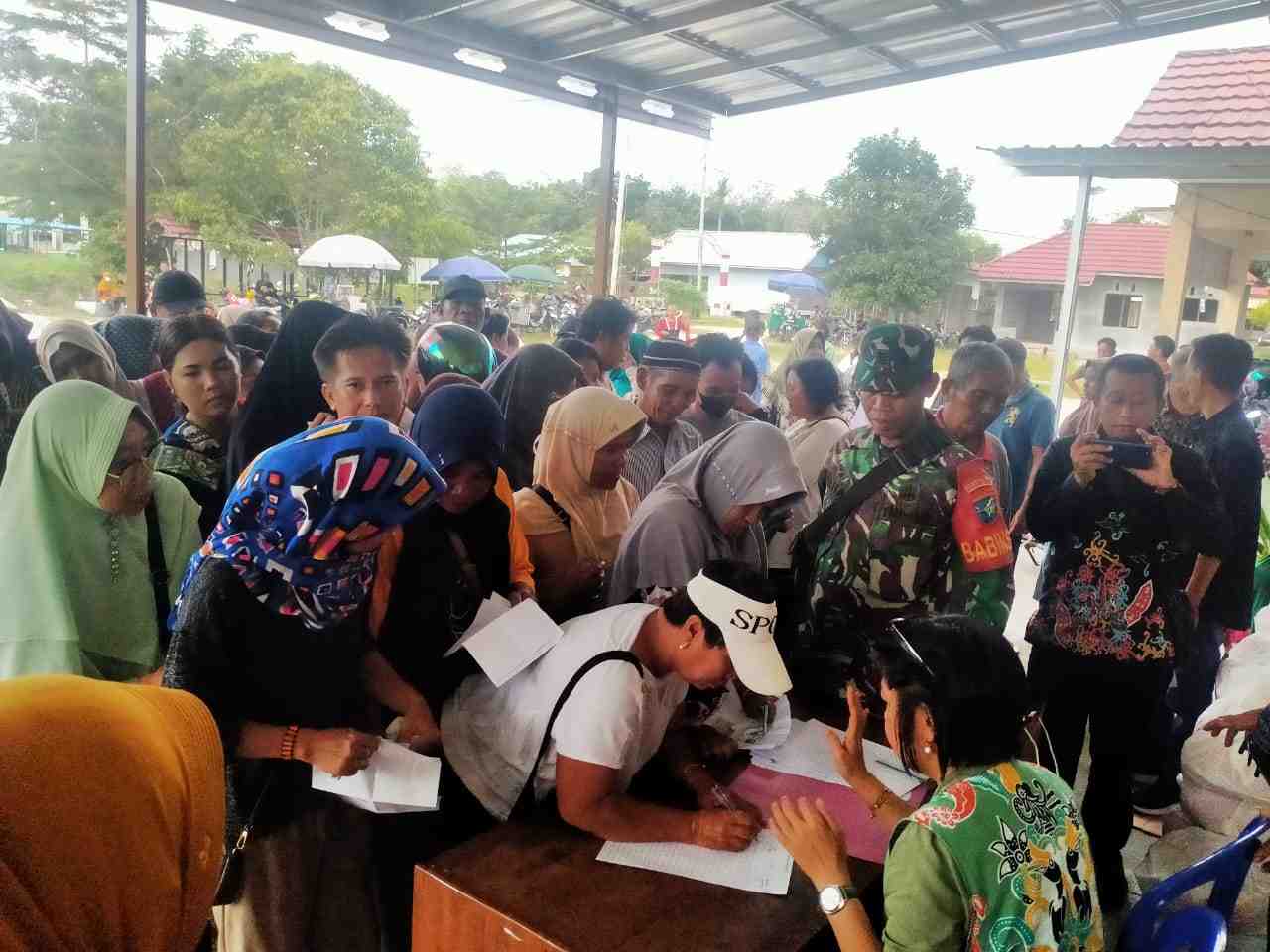 500 Paket Sembako Habis Terjual di Petuk Katimpun