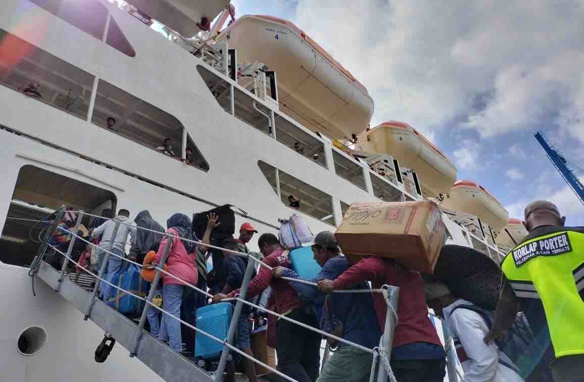 Ribuan Penumpang Padati KM Dorolonda di Ternate Jelang Libur Natal 2024