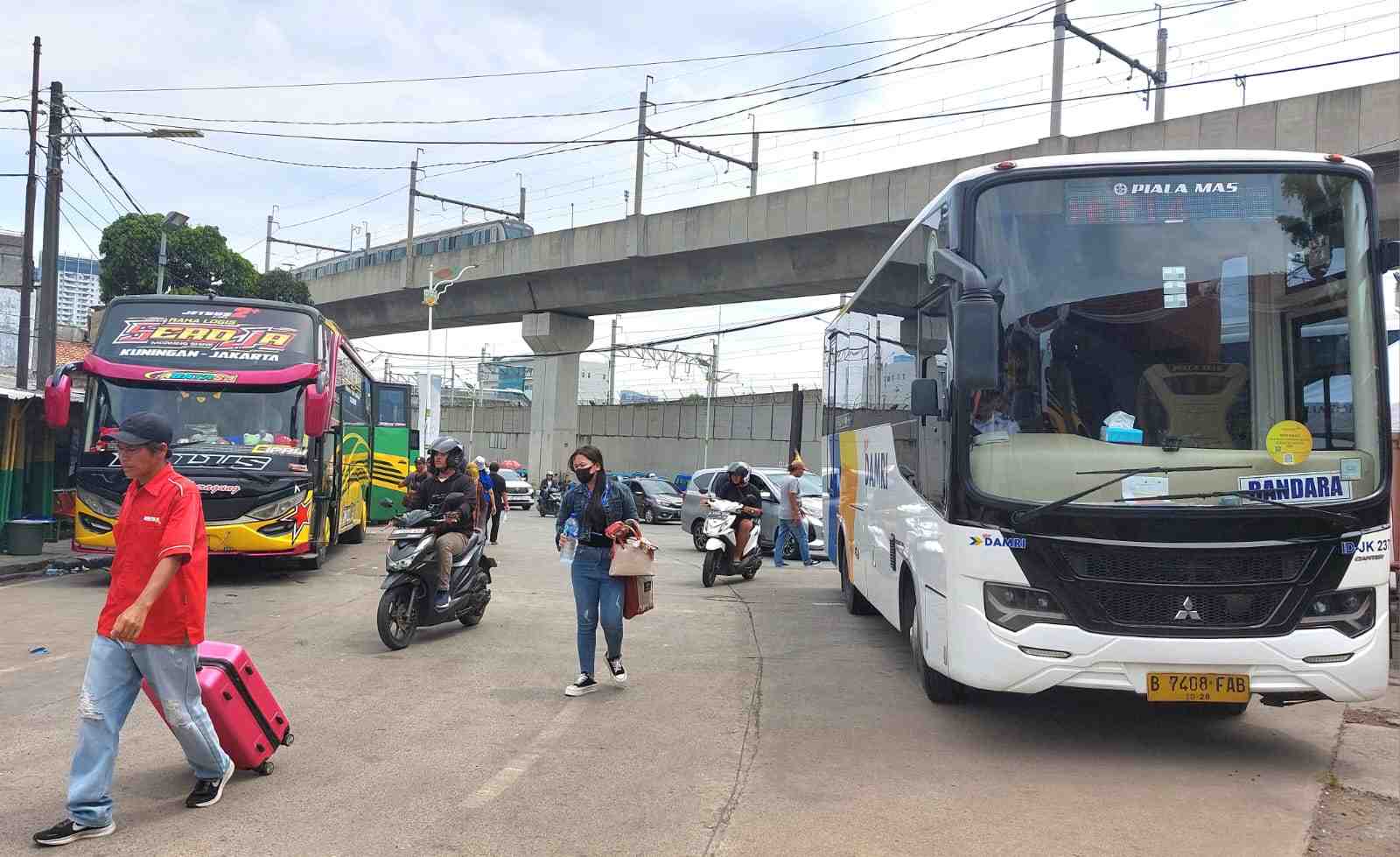 Penumpang Bus di Terminal Lebak Bulus Normal pada Awal 2025