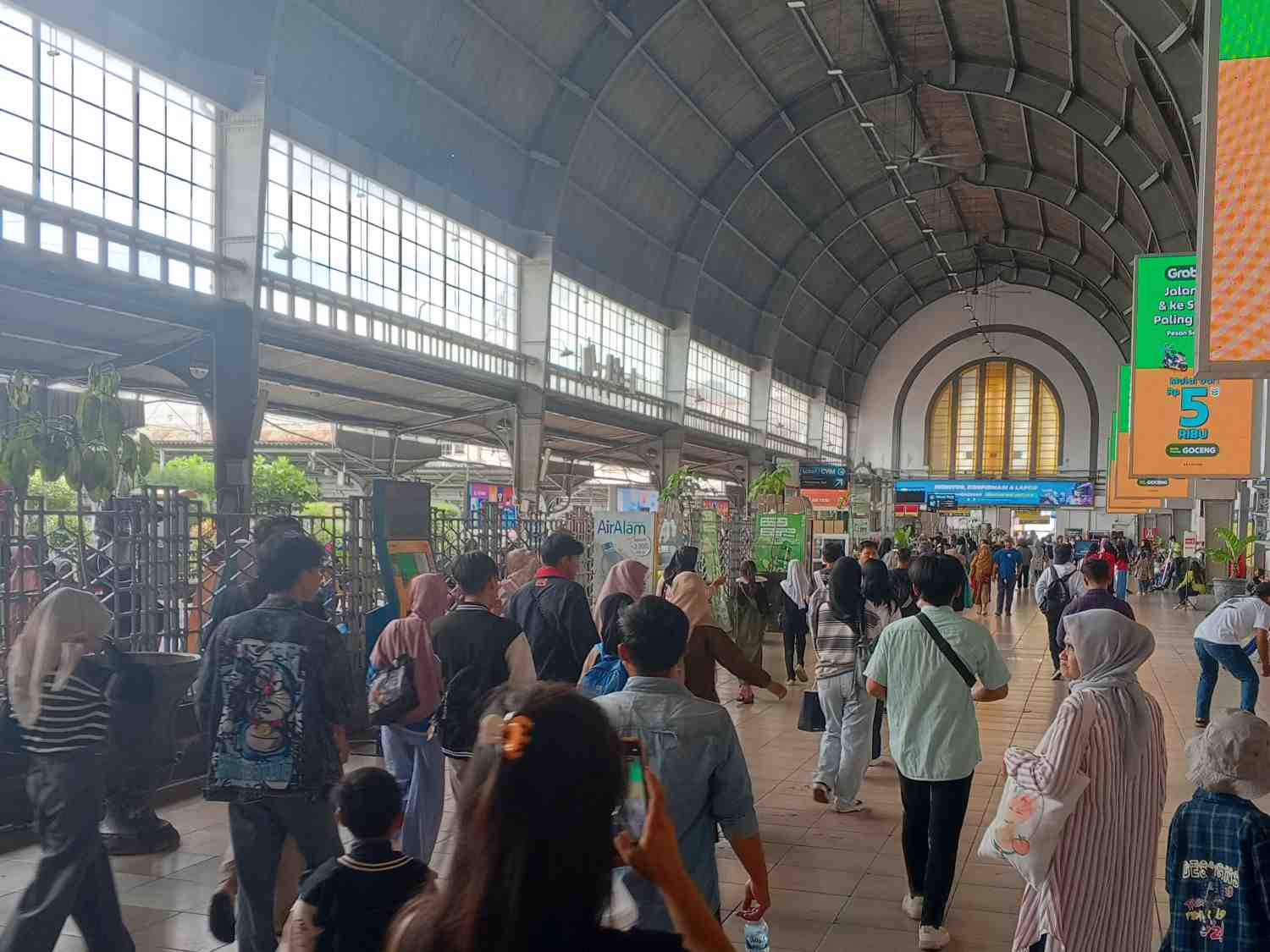 Mudah dan Terjangkau, KRL Tetap Jadi Favorit Liburan Tahun Baru 2025