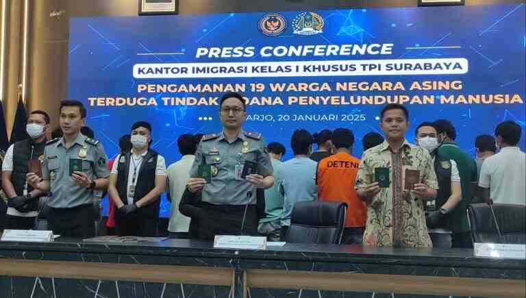 Imigrasi Surabaya Gagalkan Penyelundupan Manusia 17 WNA Nepal Tujuan Eropa