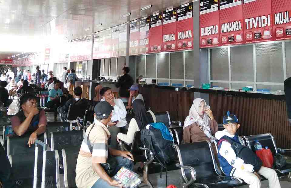 Penumpang Terminal Kalideres Agar Naik dan Turun di Dalam Terminal