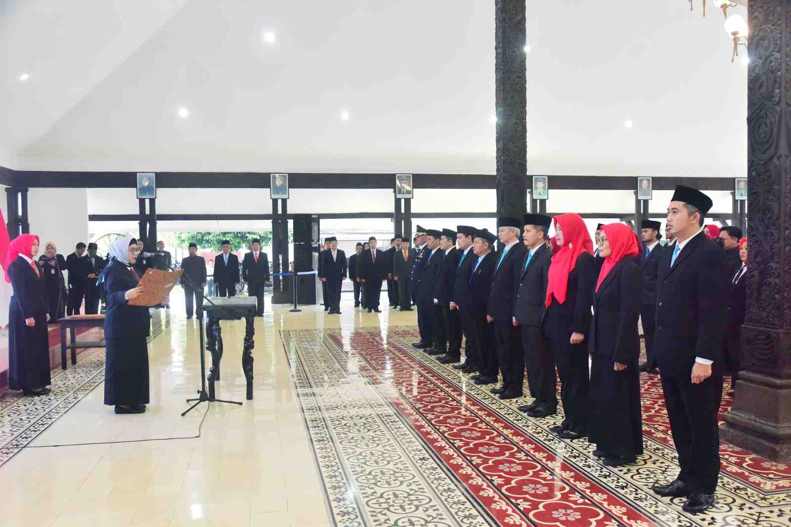 Lantik 7 Pejabat Tinggi, Pj. Bupati Lumajang Tekankan Profesionalisme dan Integritas