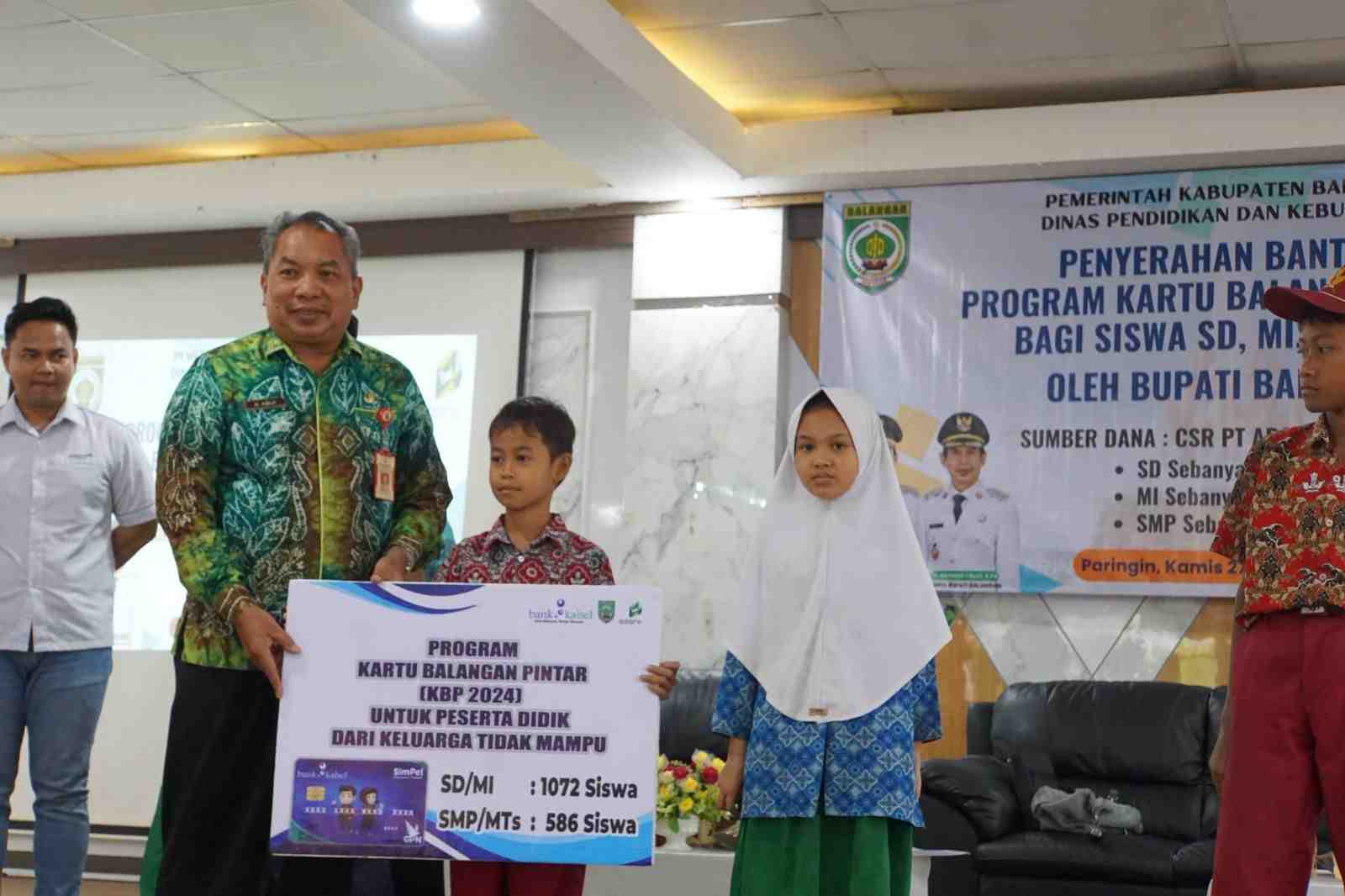 Pemkab Balangan Salurkan Bantauan Pogram Kartu Balangan Pintar Tahap II