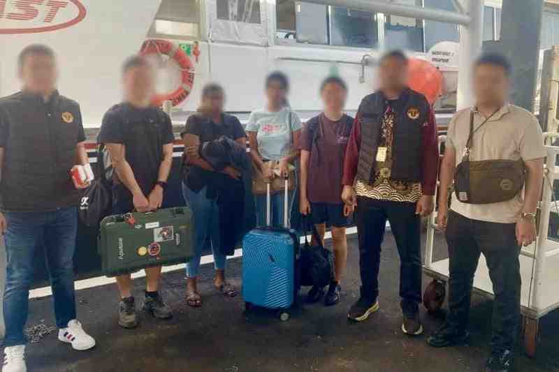 Pelanggaran Izin Tinggal, Imigrasi Batam Deportasi Sembilan WNA
