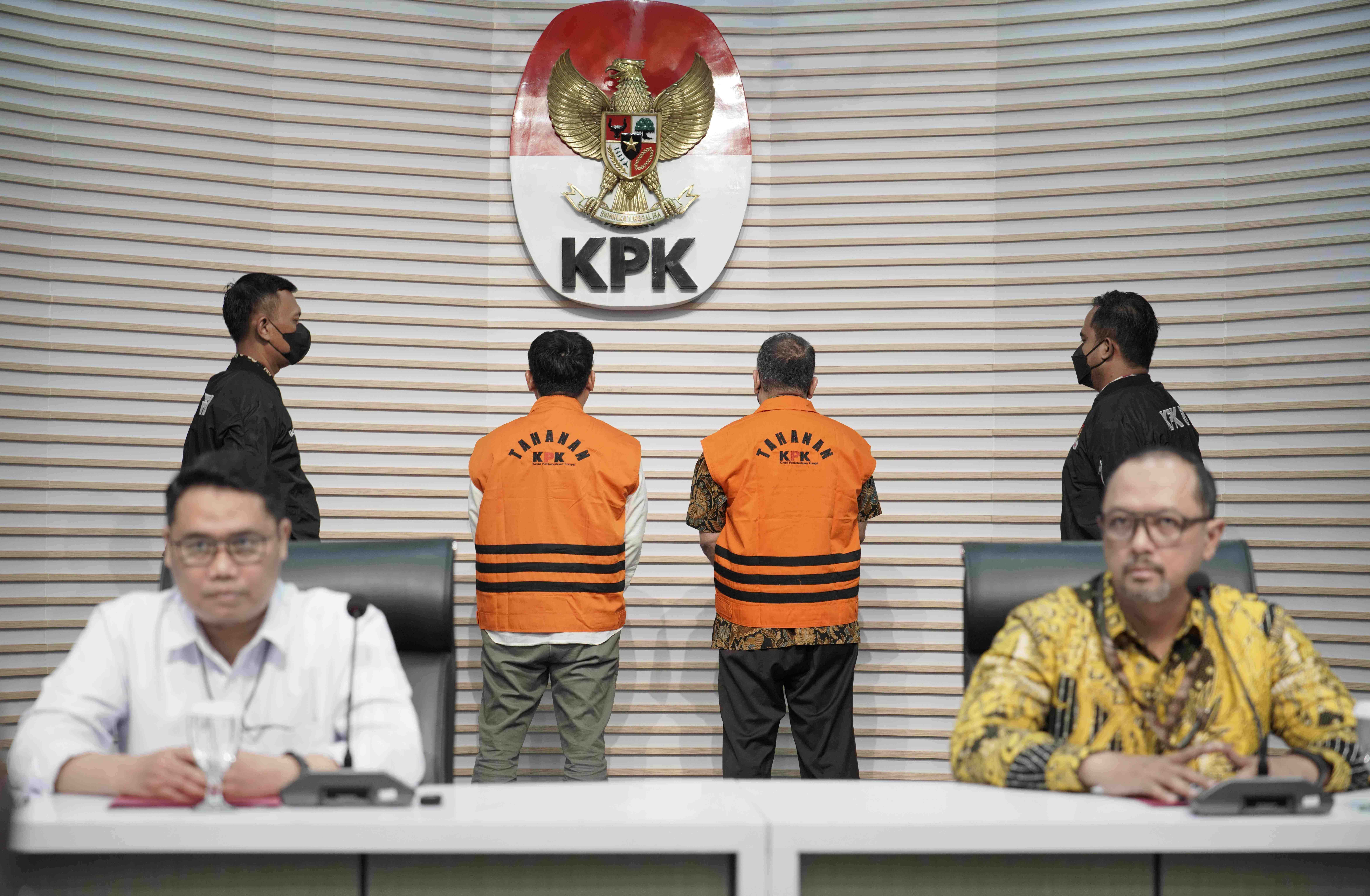 KPK Tahan Dua Tersangka Korupsi Jual-Beli Gas PGN dan IAE