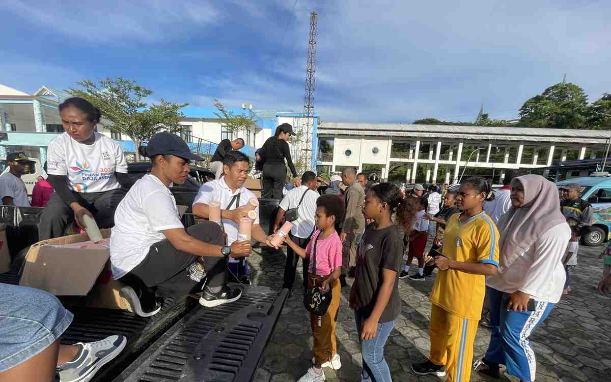 Raja Ampat Bagikan Ribuan Tumbler, Wujudkan Kabupaten Ramah Lingkungan