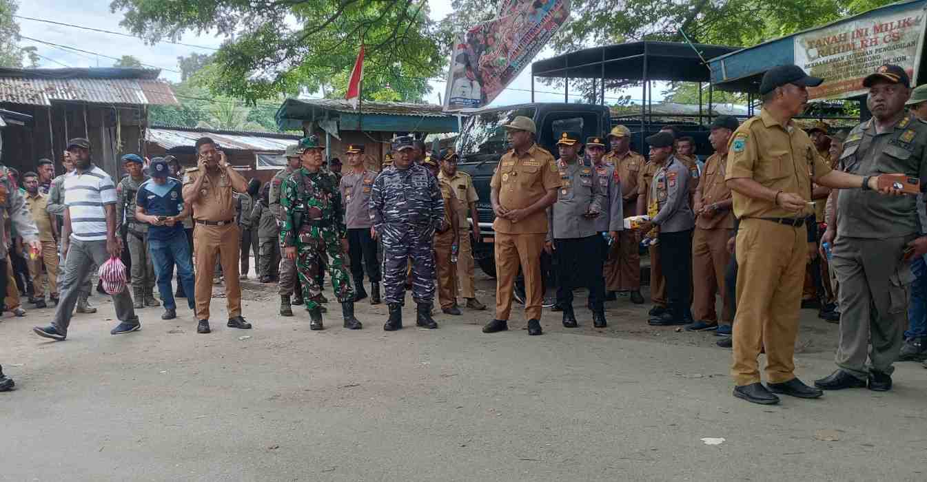  Bupati Raja Ampat Jelaskan Relokasi Pasar dan Temui Para Pedagang