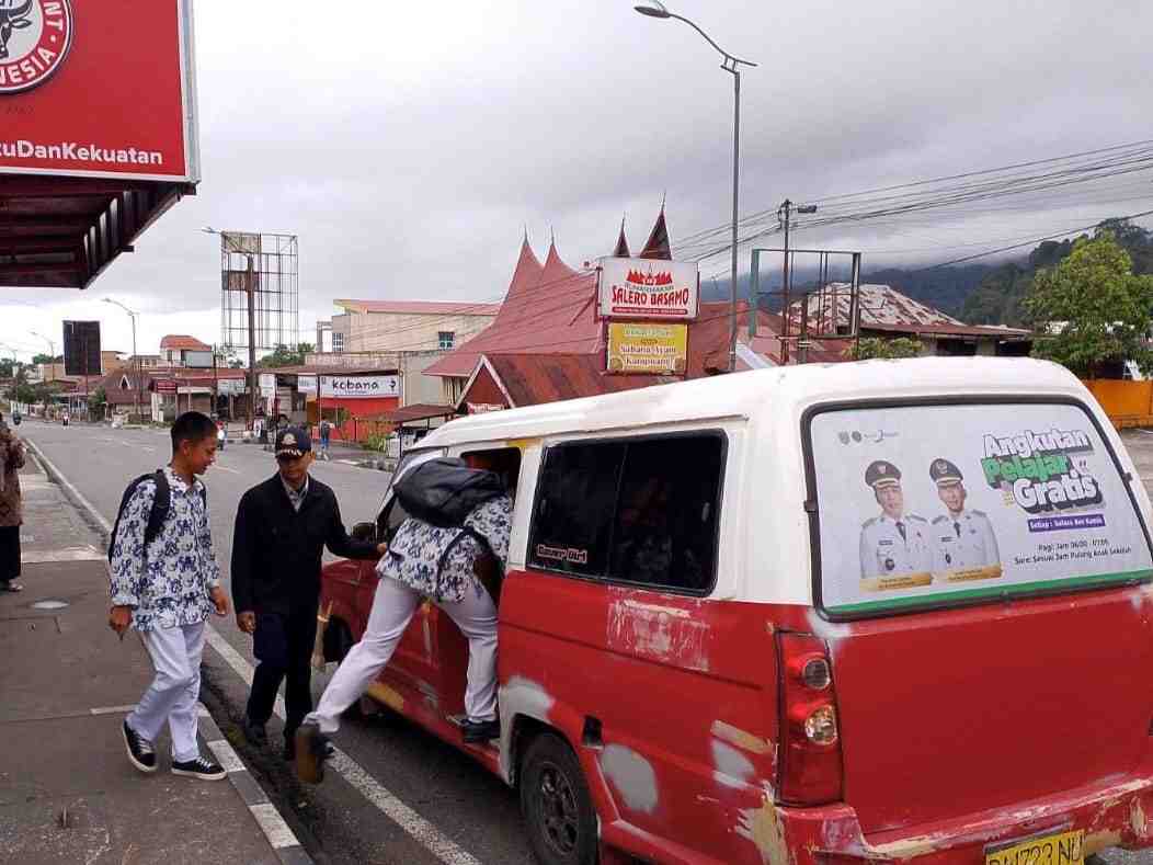 Angkot Gratis di Padang Panjang Disambut Antusias Pelajar
