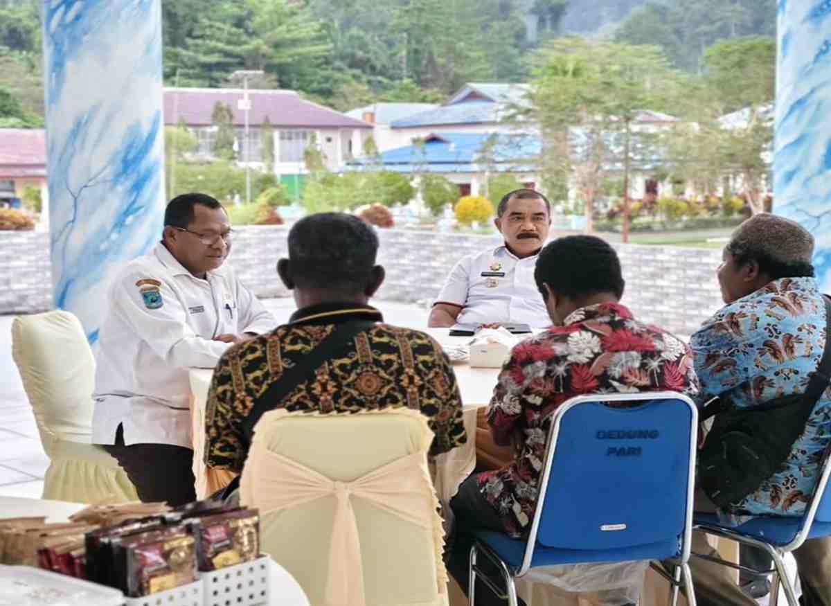 Terobosan Baru, Teras Layanan Pemkab Raja Ampat Terima Aspirasi Masyarakat Hingga Malam Hari