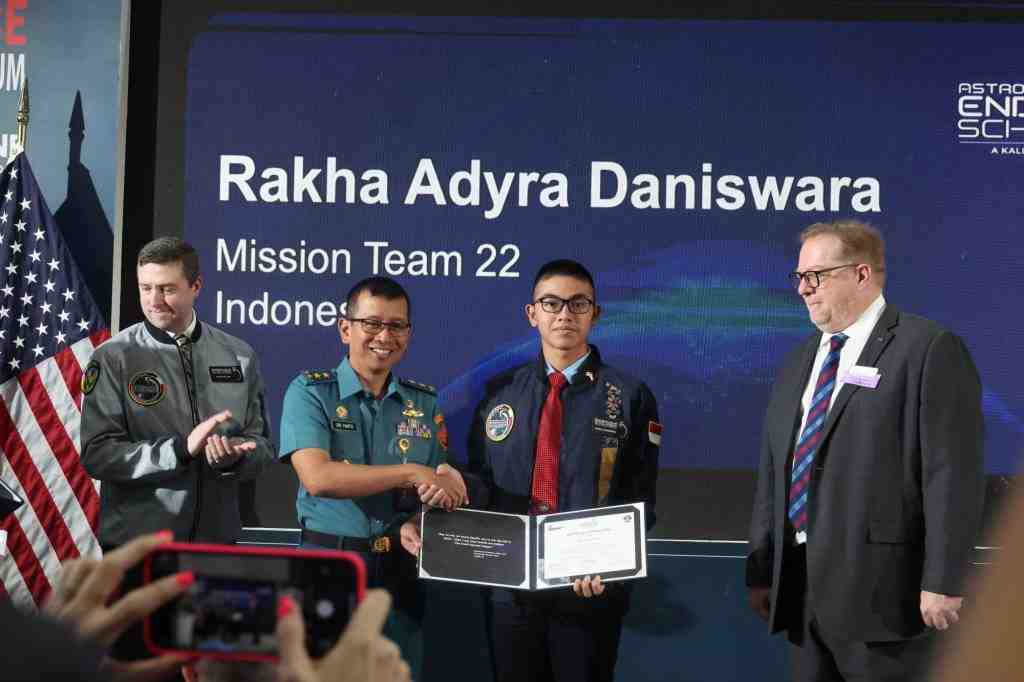 Dirjen Pothan Kemhan Anugerahkan Beasiswa Endeavor kepada Generasi Muda Berprestasi