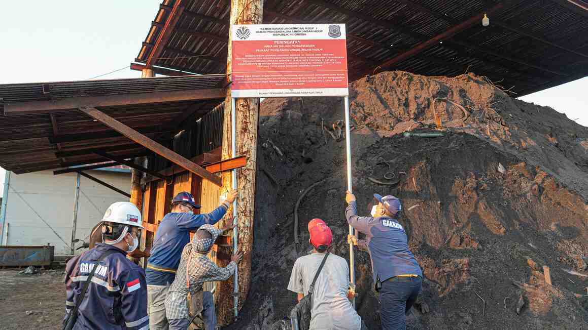Menteri LH Segel Dua Perusahaan Industri Peleburan Logam di Kabupaten Bekasi