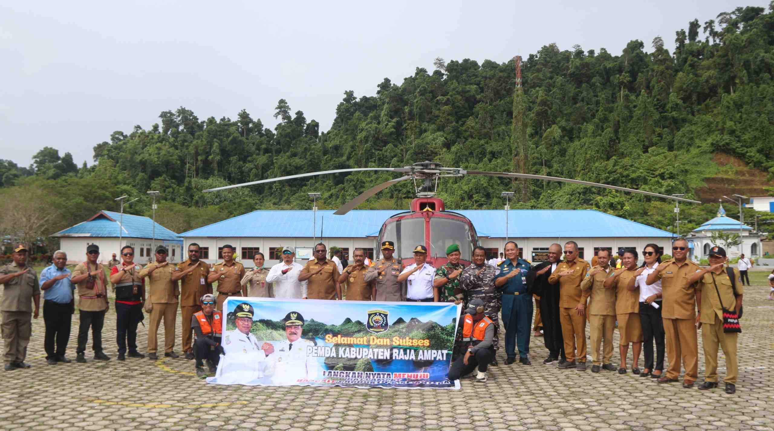 Pemkab Raja Ampat Uji COba Pendaratan Perdana Helikopter Pendukung Layanan Publik.