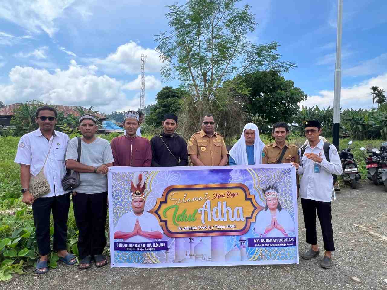 Bupati dan Wakil Bupati Raja Ampat Salurkan 20 Ekor Sapi Kurban untuk Umat Muslim