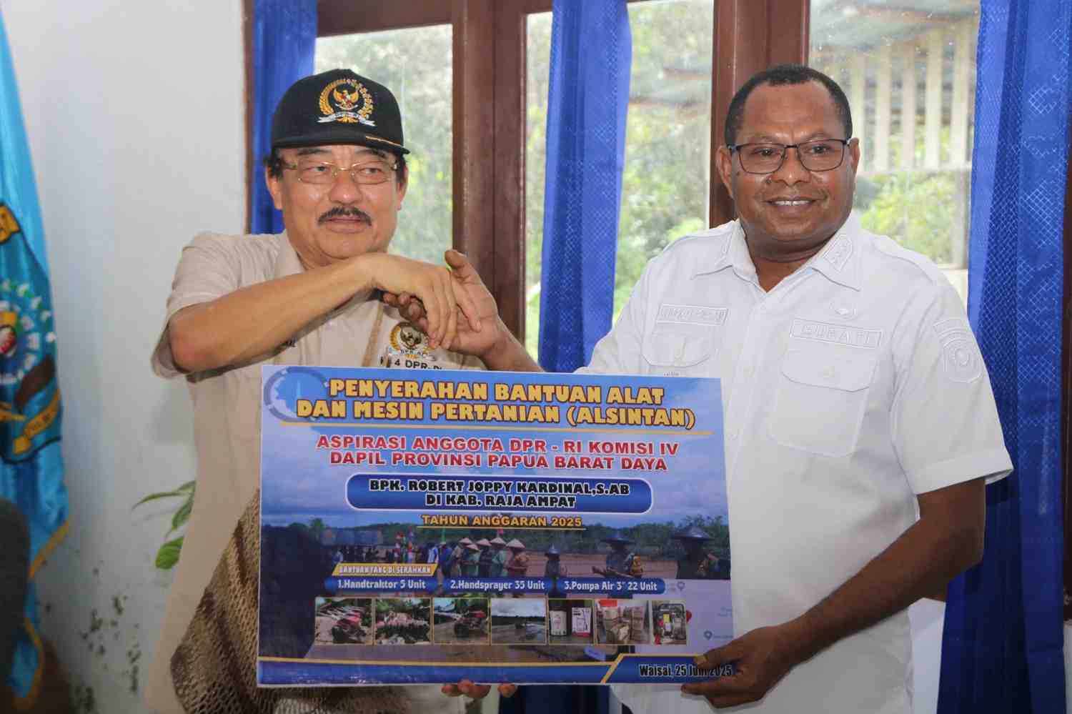 Kelompok Tani Raja Ampat Terima Penyaluran Bantuan Traktor dan Pompa Air untuk Petani dari DPR RI 
