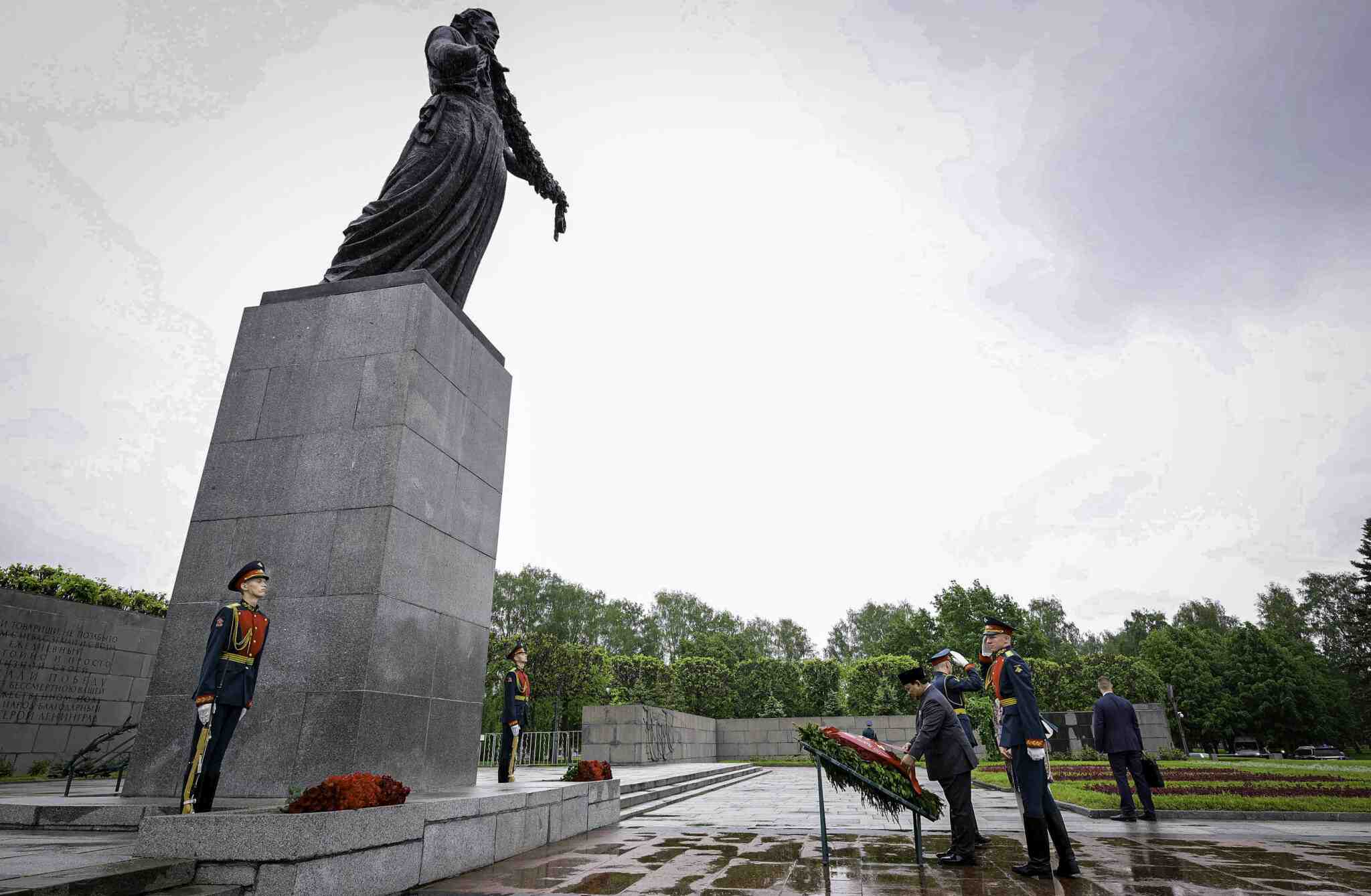 Kenang Sejarah Perang, Presiden Prabowo Letakkan Bunga di Makam Pahlawan Rusia